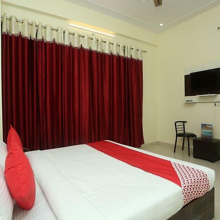 Oyo 16995 Sr Blessings Hotel Chinhat Exterior photo