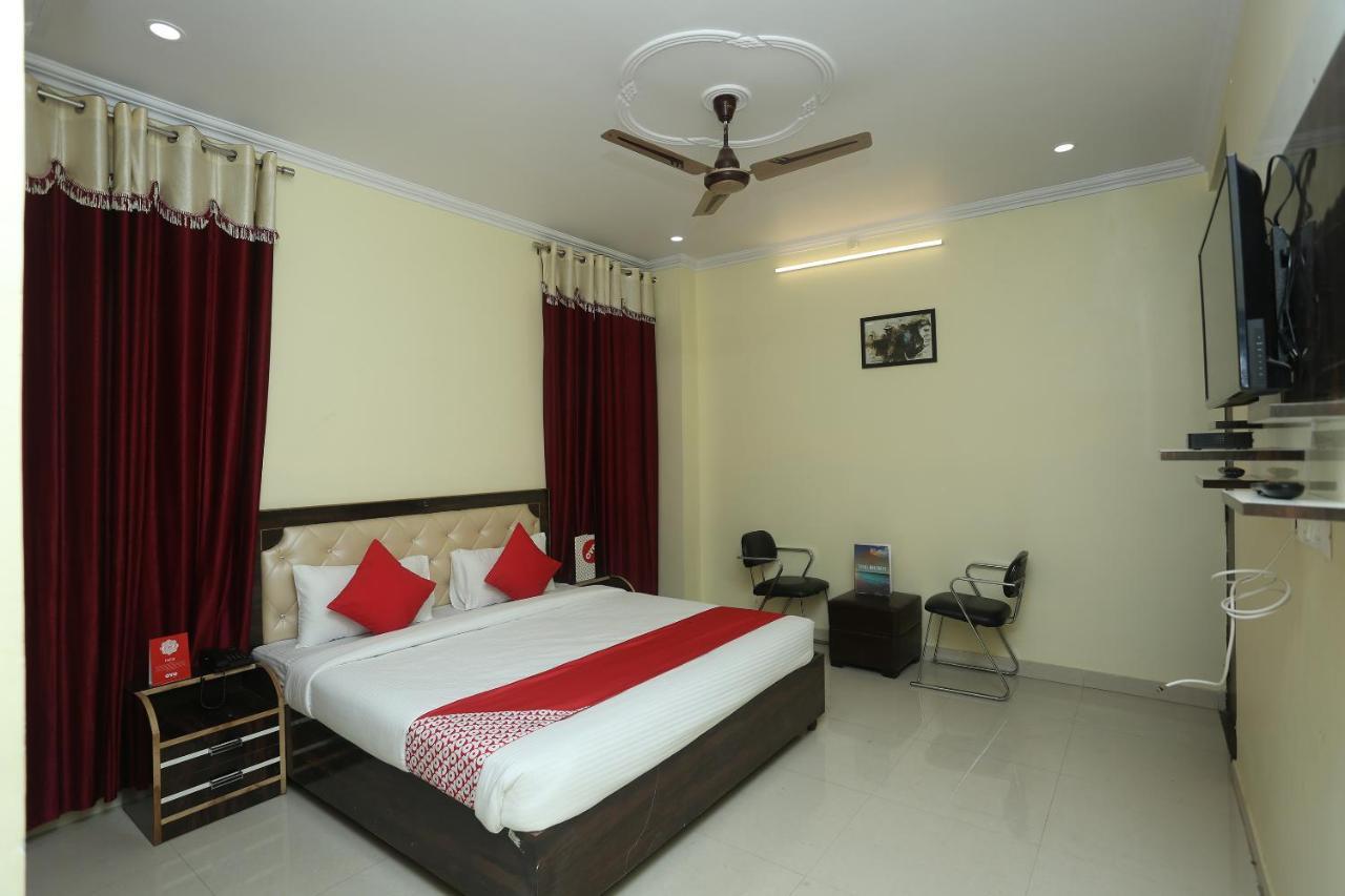 Oyo 16995 Sr Blessings Hotel Chinhat Exterior photo