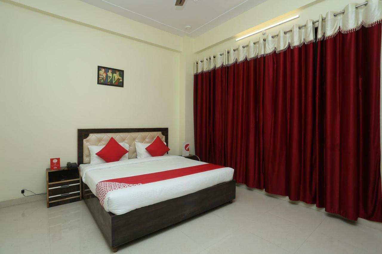Oyo 16995 Sr Blessings Hotel Chinhat Exterior photo